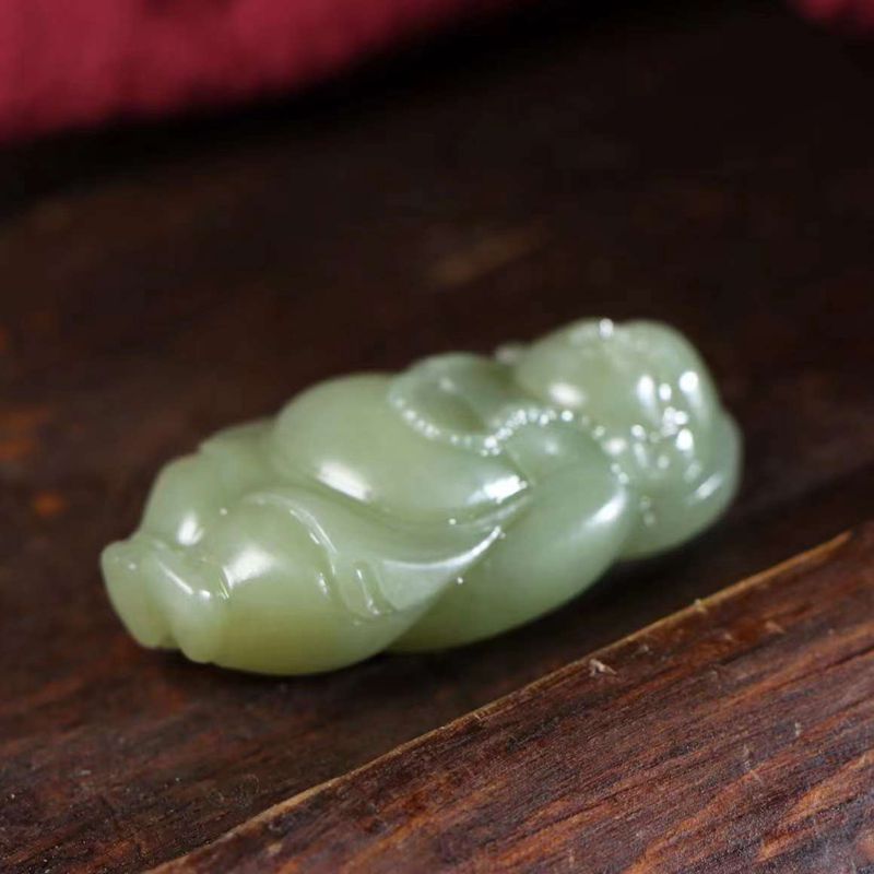 和田玉供应天然新疆和田玉青海料老料湖水绿弥勒佛青白玉玉石吊坠