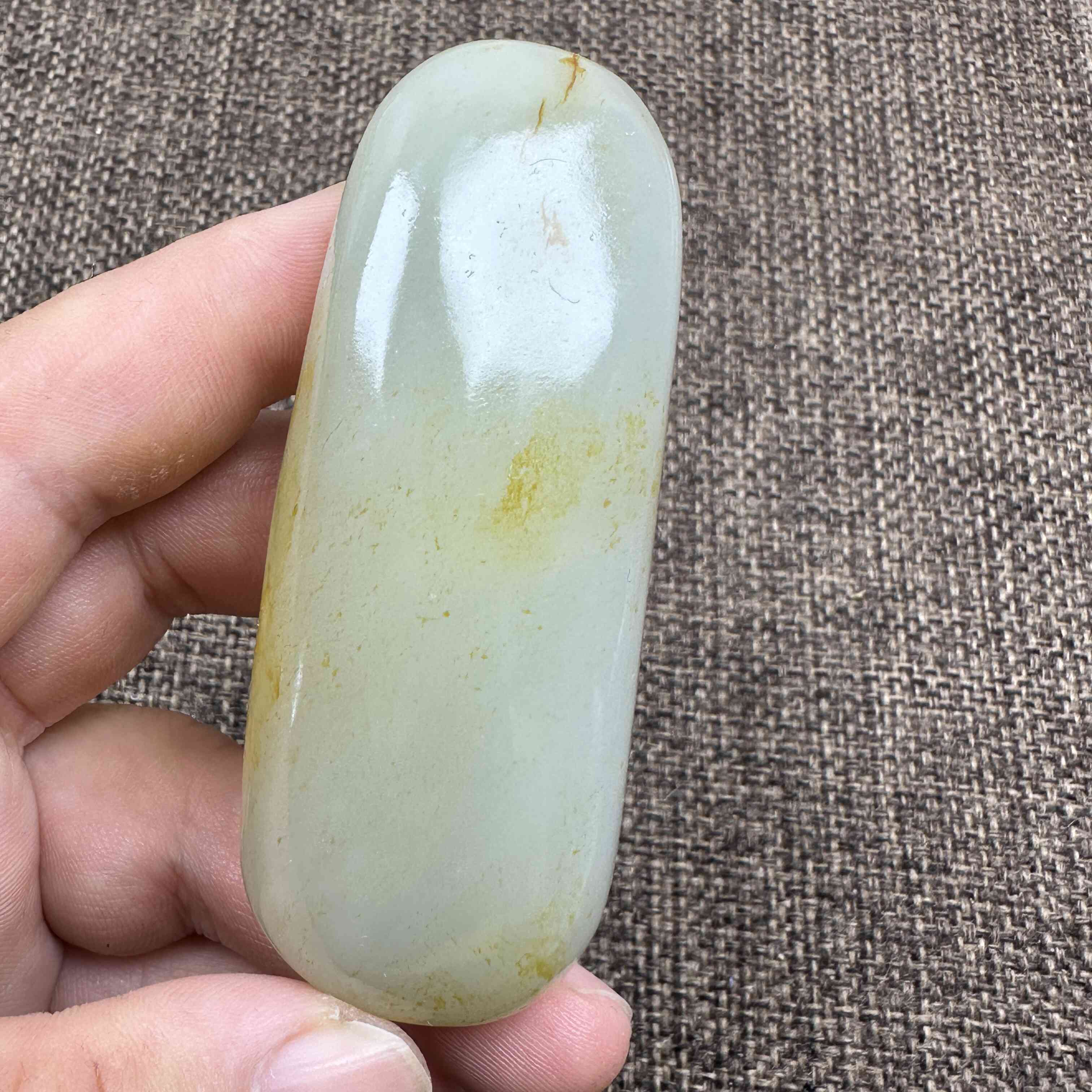 新疆和田玉与青海青白玉 原石手把件的鉴赏与选购指南