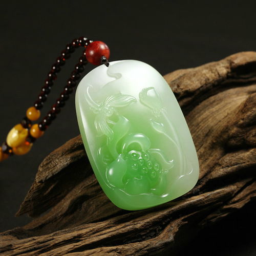 和田玉籽料带翠 含义、成因与价值解析