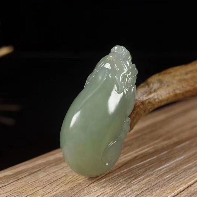 新疆和田玉与青海料的交融 天然青白玉貔貅挂件探析