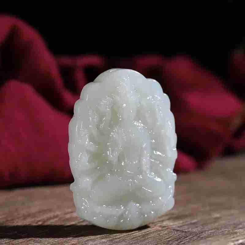 天然新疆和田玉青海料冰晴水千手观音吊坠 玉石守护神的灵性之美